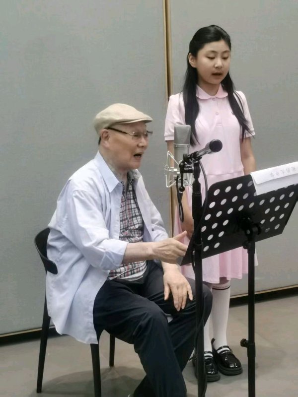 大彩配资 铁血铸军魂  同心谱荣光一一庆祝建军98周年慰问演出暨《我的大中华》《天下中华是一家》《中国高铁》原创组歌发布