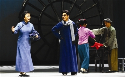 纯旭配资 评剧《革命家庭》 石家庄站火爆上演